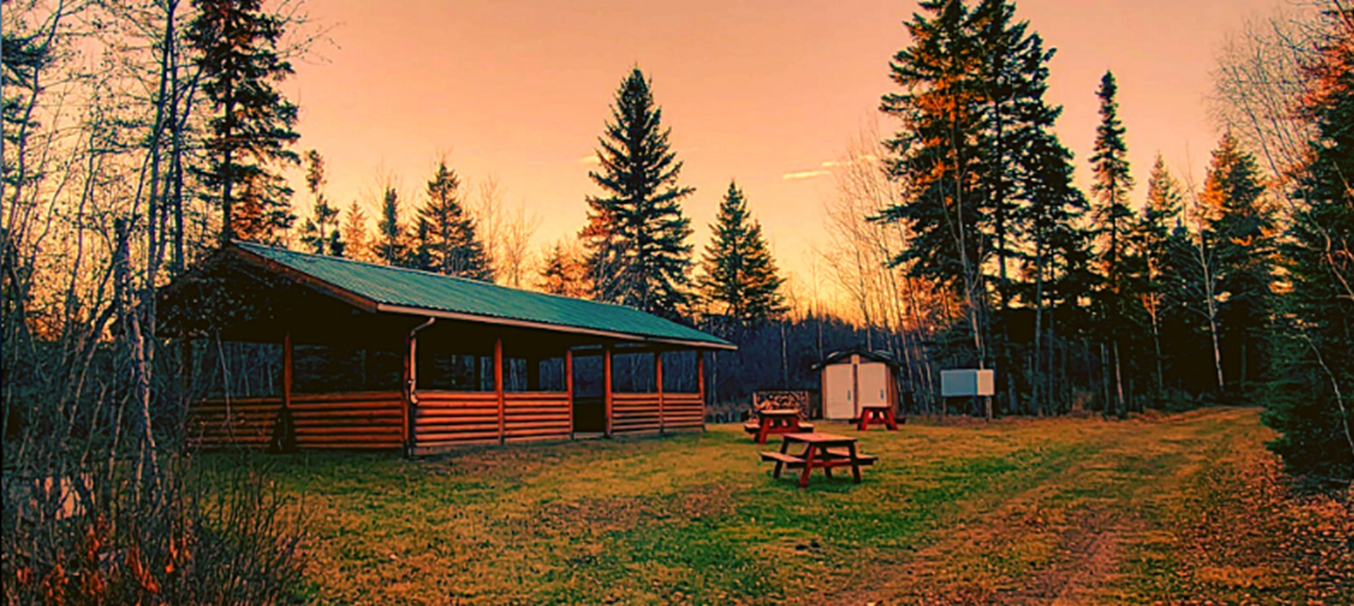 Log community shelter at Northern Lights RV Resort