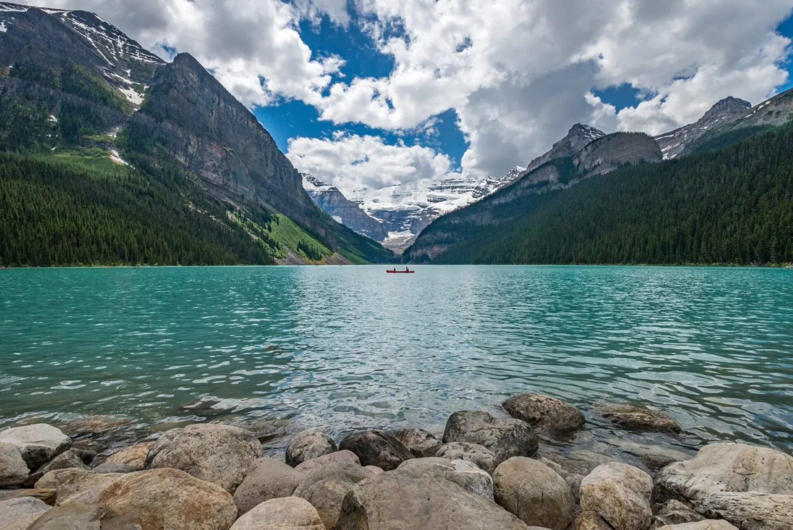 Rocky Mountain peaks and turquoise water of Moraine Lake
