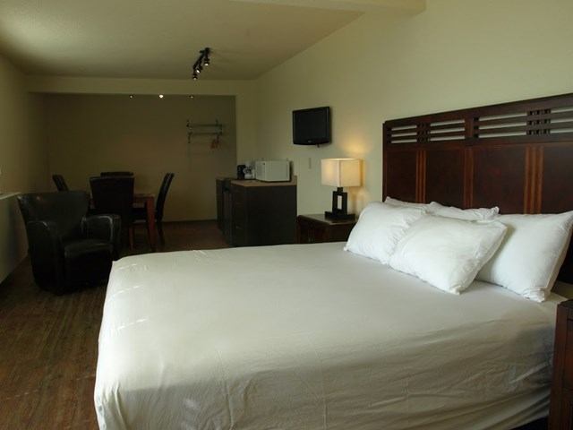 Cozy room with bed, dining area, and modern amenities at Grande Mountain Lodge.