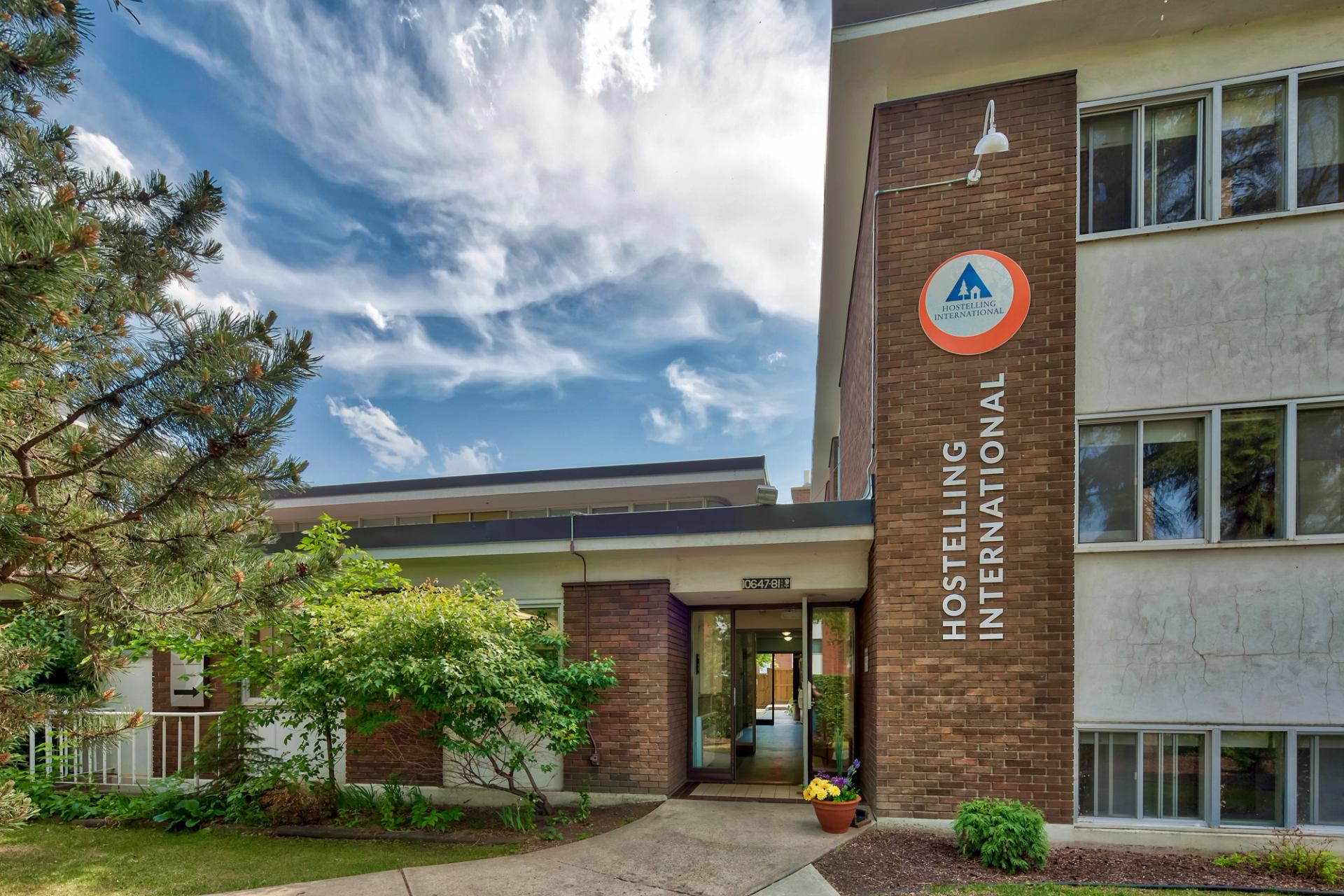 HI Edmonton exterior.