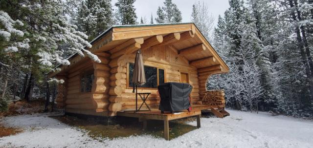 The exterior of a cabin at Rocky Mountain Escape in the Winter.