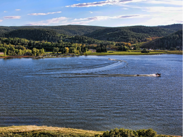 Scenery with people boating on the lake.