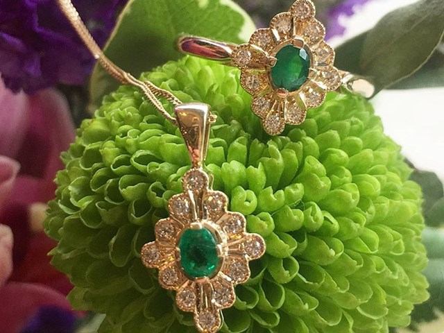 Beautiful emerald necklace and ring