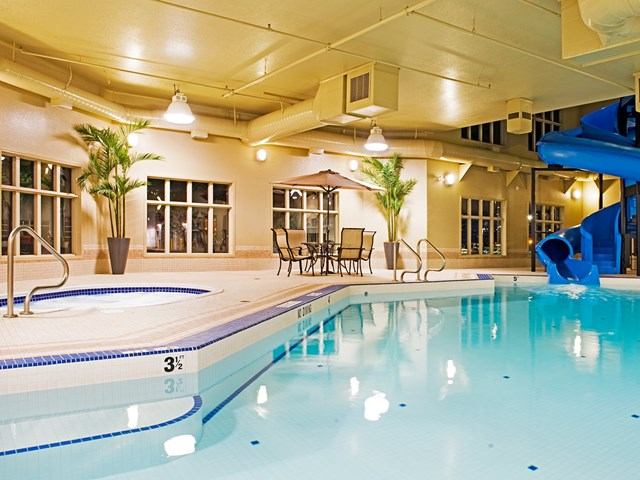 The pool and hot tub at the hotel.