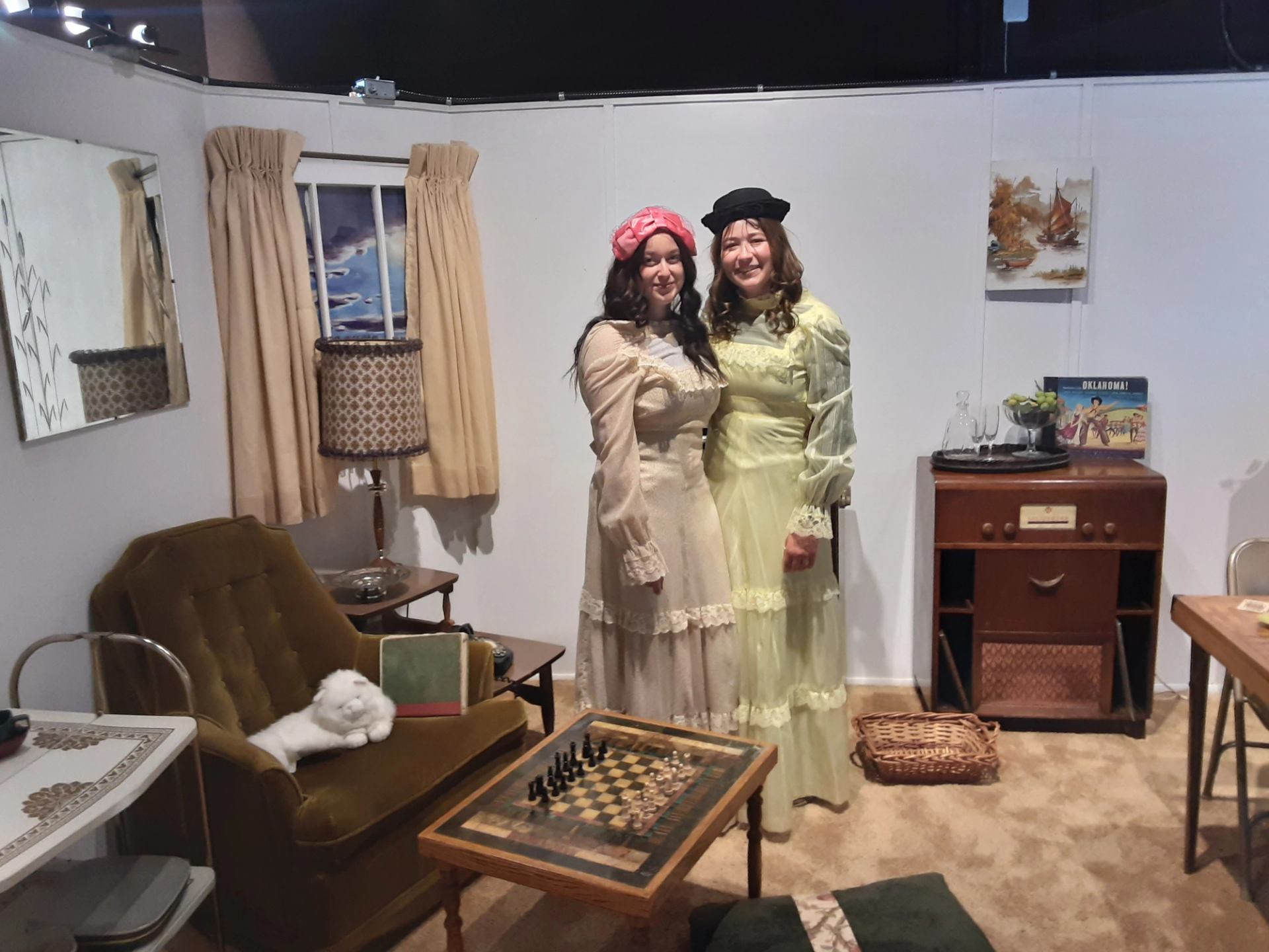 This photo show two young women dressed in 1900 fashions.