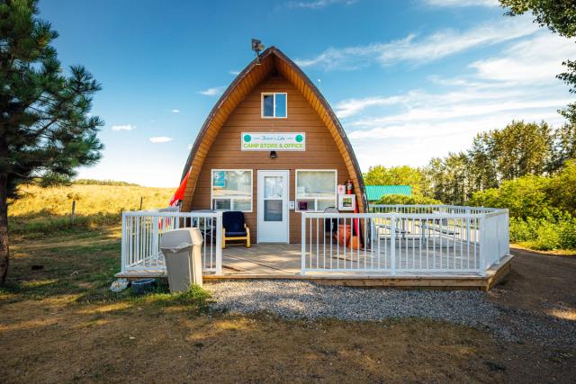 The exterior of the campstore at Keiver's Lake Campground.