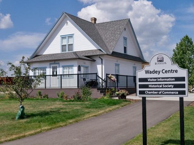White house with sign for Wadey Centre, home to Blackfalds Visitor Centre.