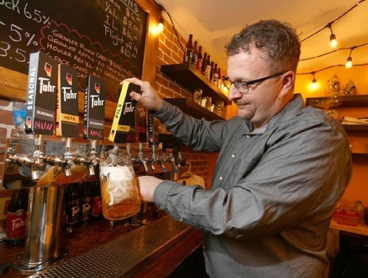 Brewmaster, Jochen Fahr, pouring a pint