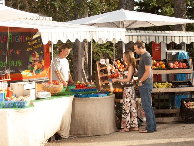 Couples browsing at the fruit stand near Bragg Creek.