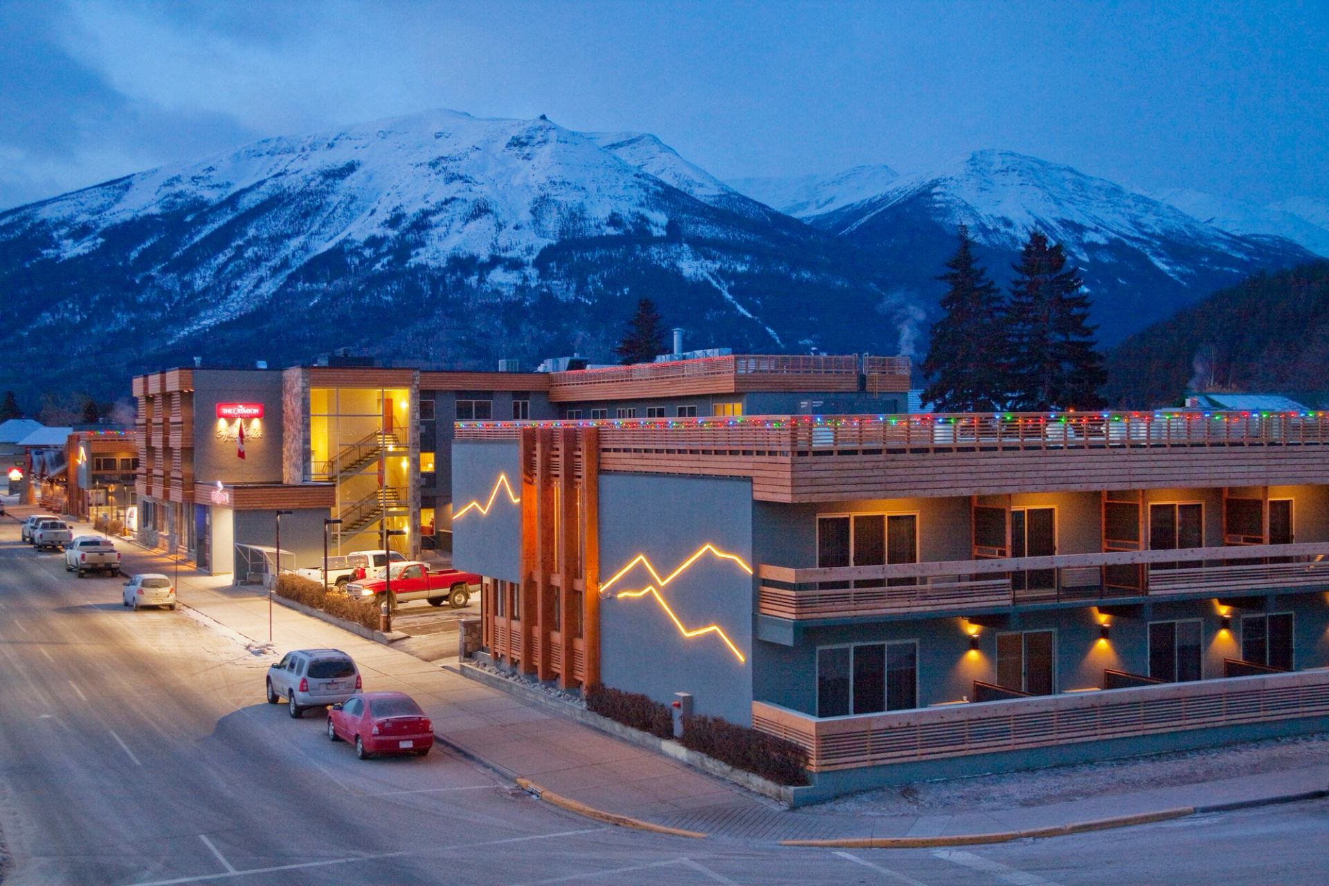 Jasper street in the evening with mountains in the background.