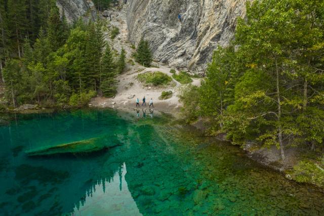 A family arrives at the beautiful turqouise water of Grassi Lakes during the hike.