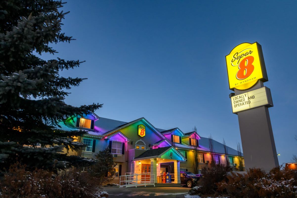 Super 8 Hotel & Suites Cochrane | Canada's Alberta thumbnail