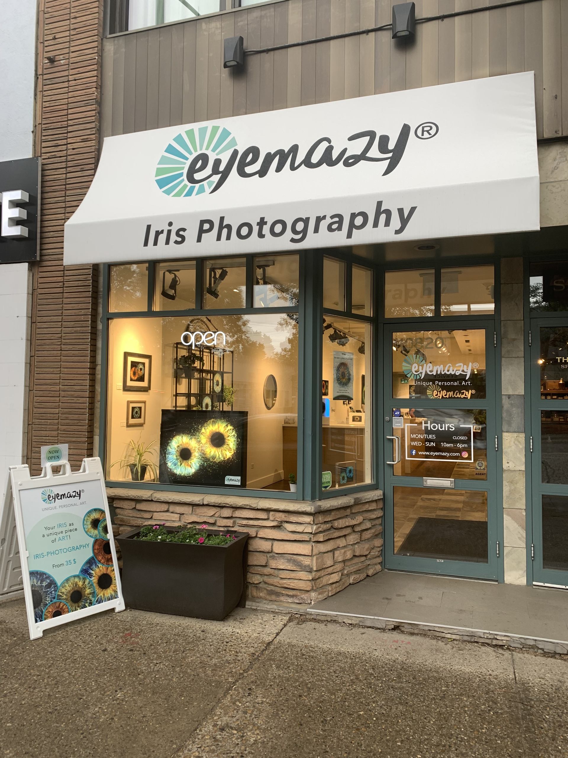Exterior of Eyemazy Iris Photography in Edmonton.