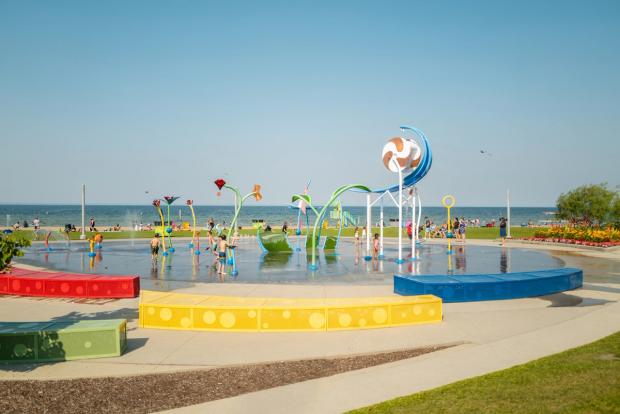 Wide shot of the Spray Park at Kinosoo Beach.