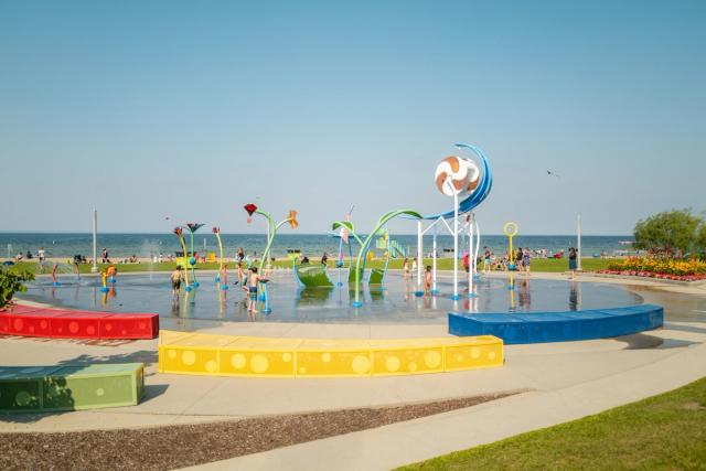 Wide shot of the Spray Park at Kinosoo Beach.