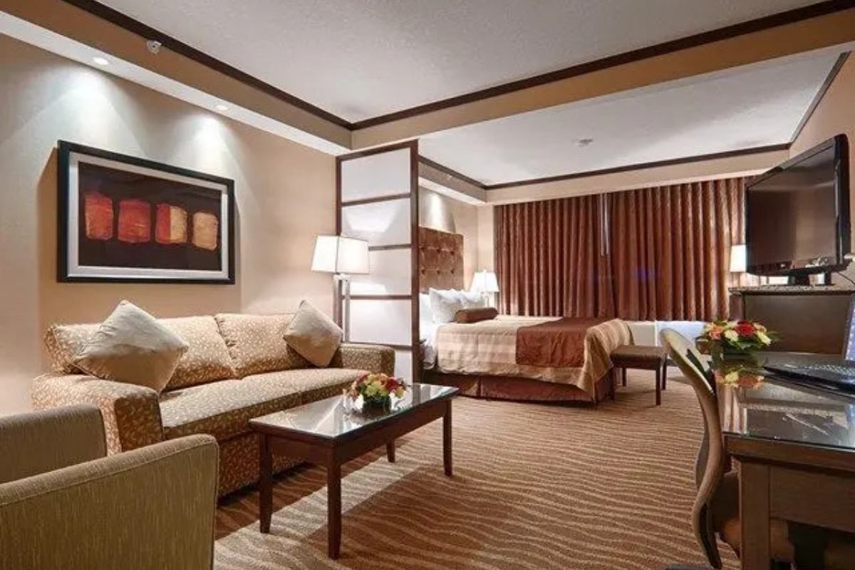 King suite with sofa and desk.