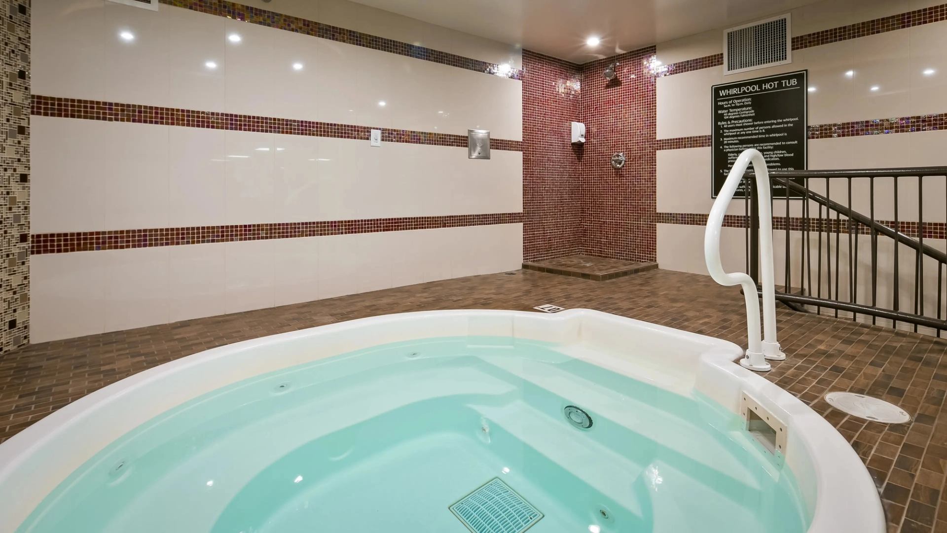  Best Western Premier Denham Inn & Suites hot tub