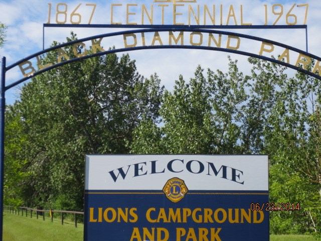 Entrance sign for Lions Campground and Park with trees in the background.