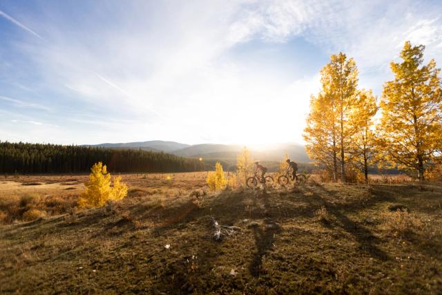 People biking the trails of Bragg Creek.