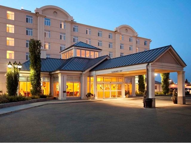 Hilton Garden Inn exterior with bright entrance and classic architecture.