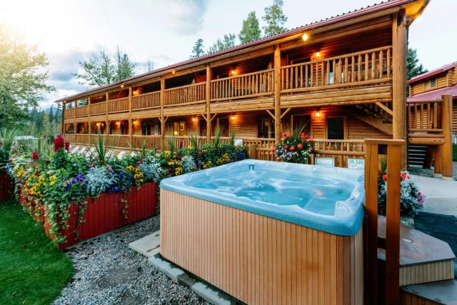 The outdoor hot tub at Miette Mountain Cabins.