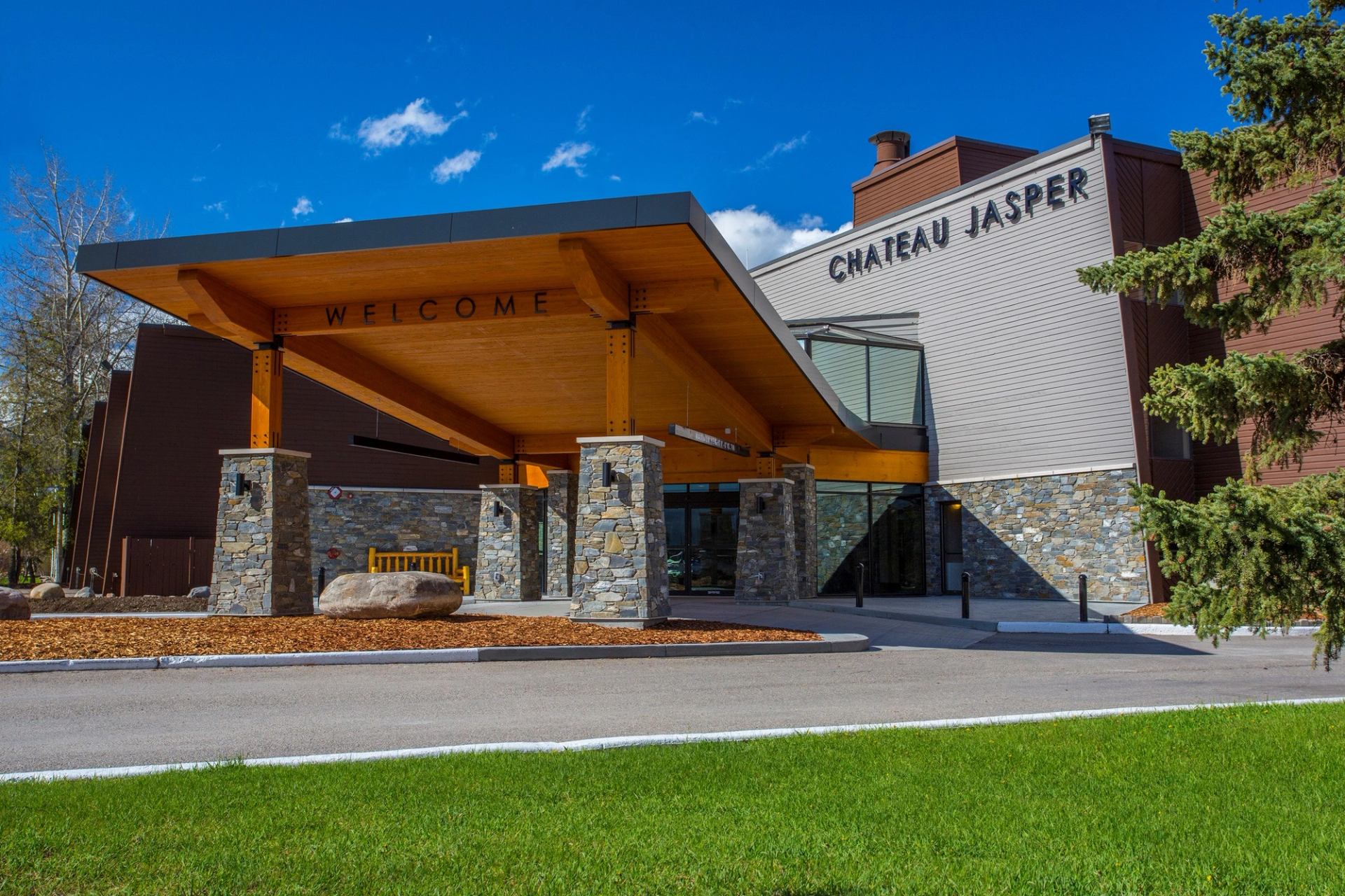 Silverwater Grill & Lounge building entrance with “CHATEAU JASPER” and “WELCOME” signs.