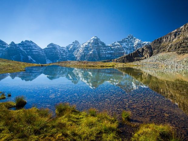 Scenic view of lake with montains in the background.