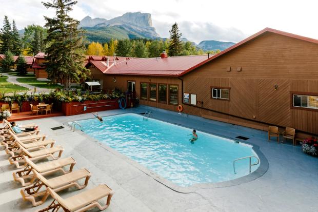 The outdoor swimming pool at Miette Mountain Cabins.