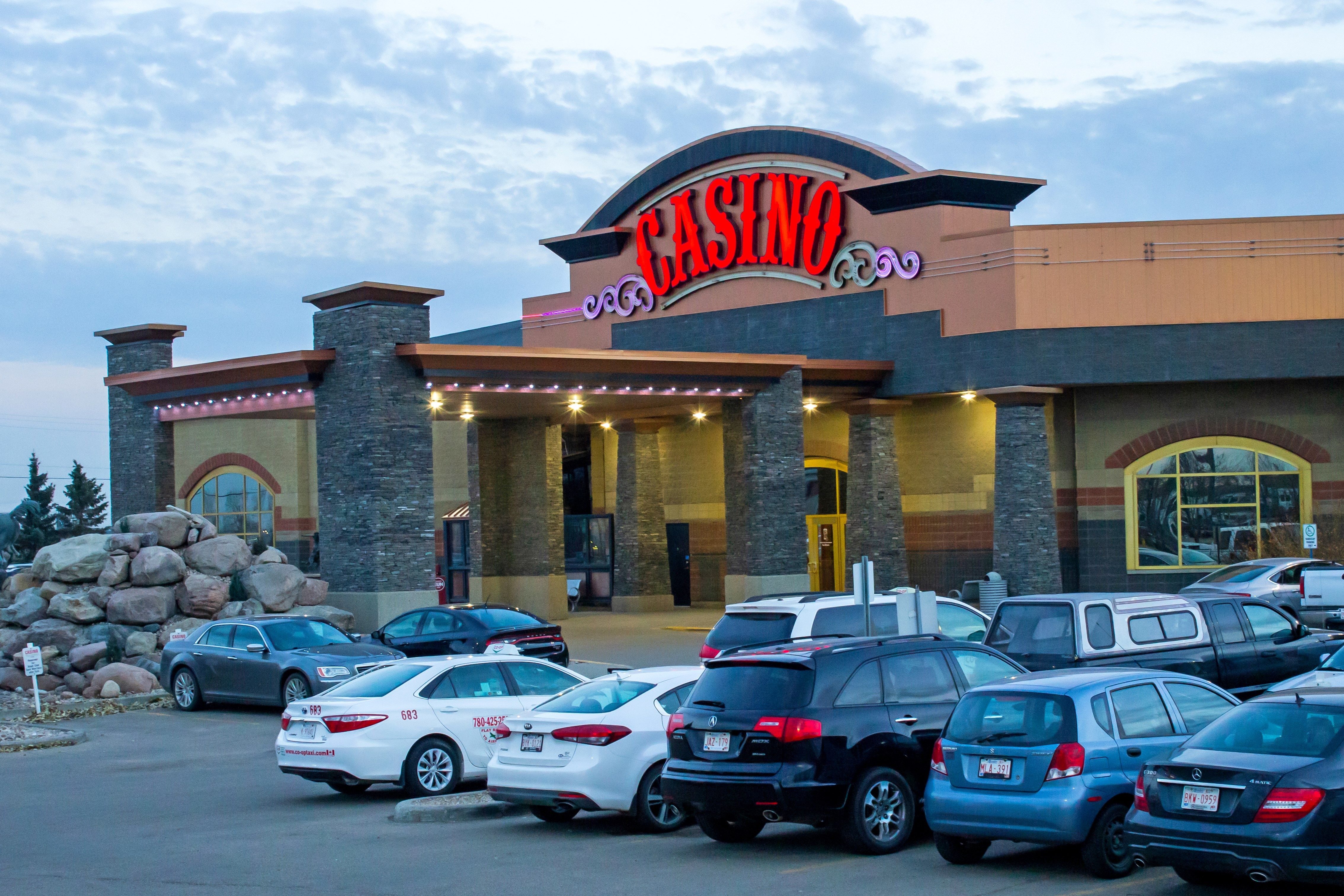 Pure Casino gaming interface showcasing slots and live dealer options