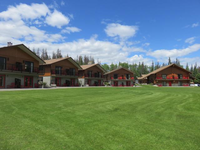 A lush green yard in front of Backer's Chalets in Jasper.