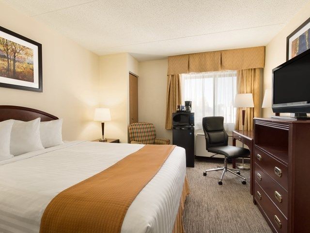 Travelodge by Wyndham Edmonton South | Canada's Alberta thumbnail