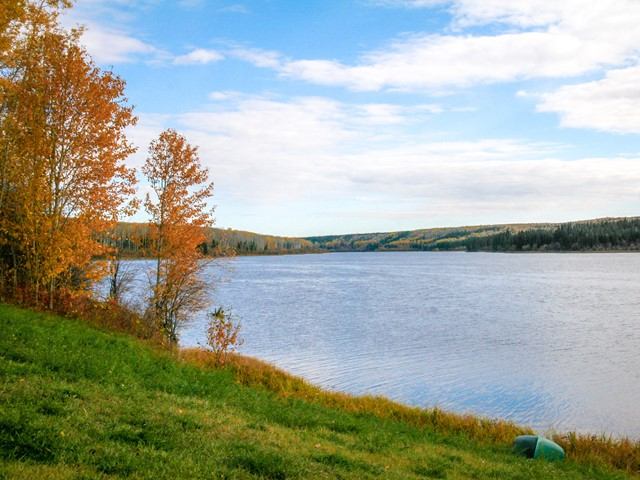 A beautiful fall scenery of the lake.