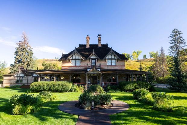 Exterior shot of Bow Valley Ranche Restaurant in Fish Creek Provincial Park.