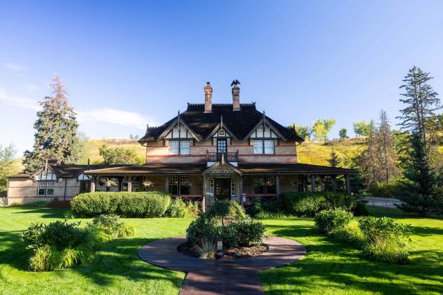 Exterior shot of Bow Valley Ranche Restaurant in Fish Creek Provincial Park.