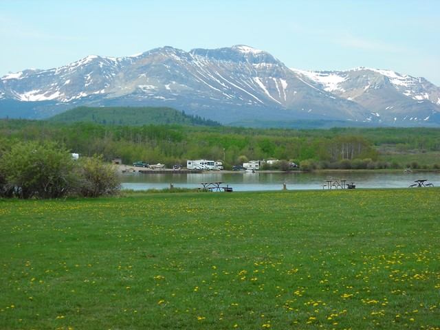 Beautiful scenery at Payne Lake with the grass and lake.