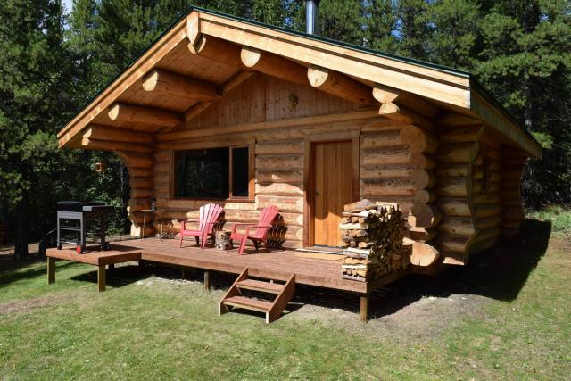 The exterior of a cabin at Rocky Mountain Escape.