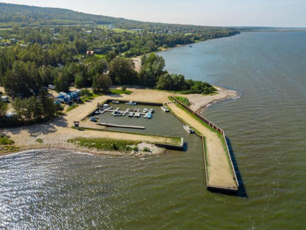 The shore at Canyon Creek Campground & Marina.