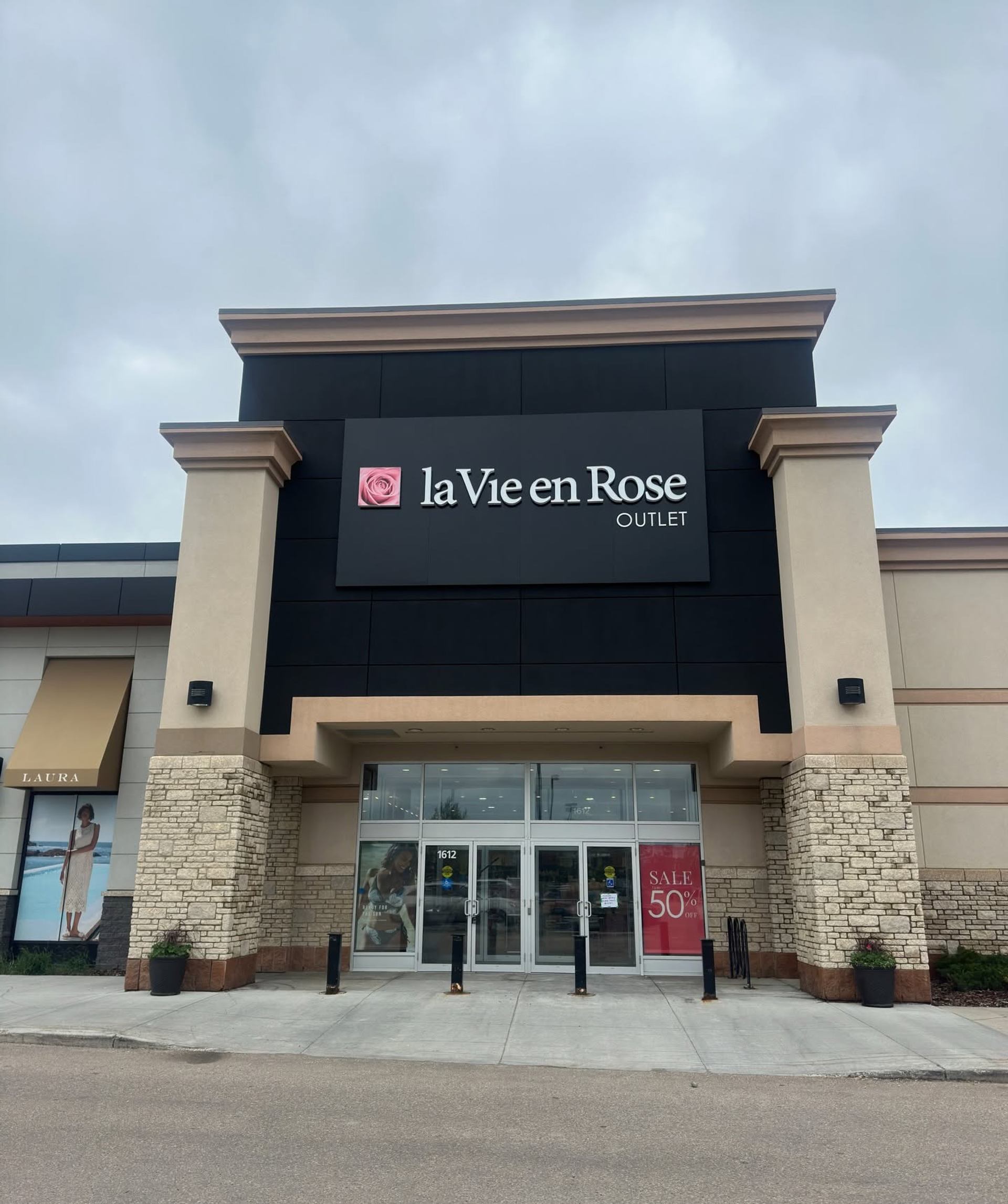 La Vie en Rose Outlet storefront with glass doors and a sale sign.