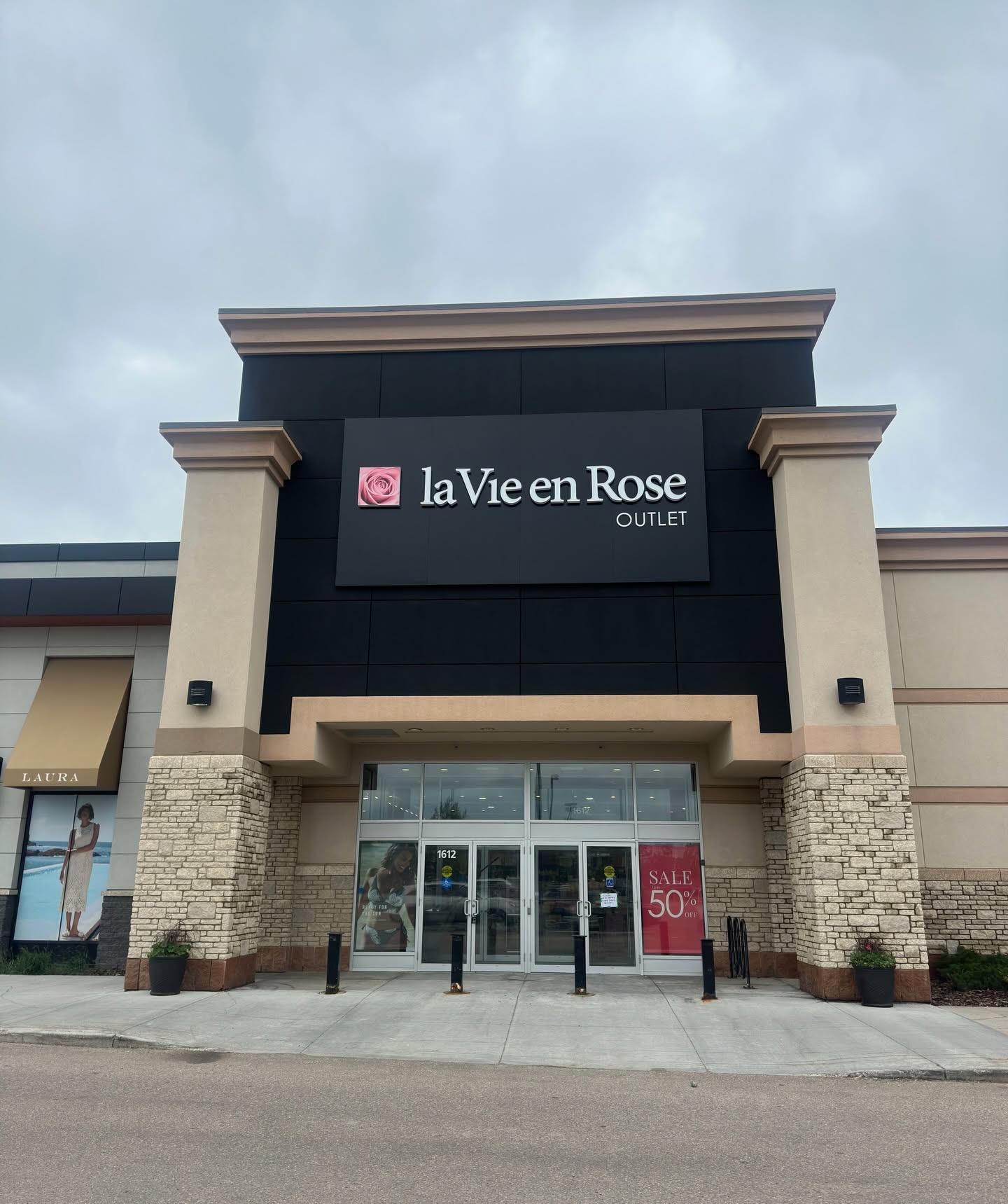 La Vie en Rose Outlet storefront with glass doors and a sale sign.