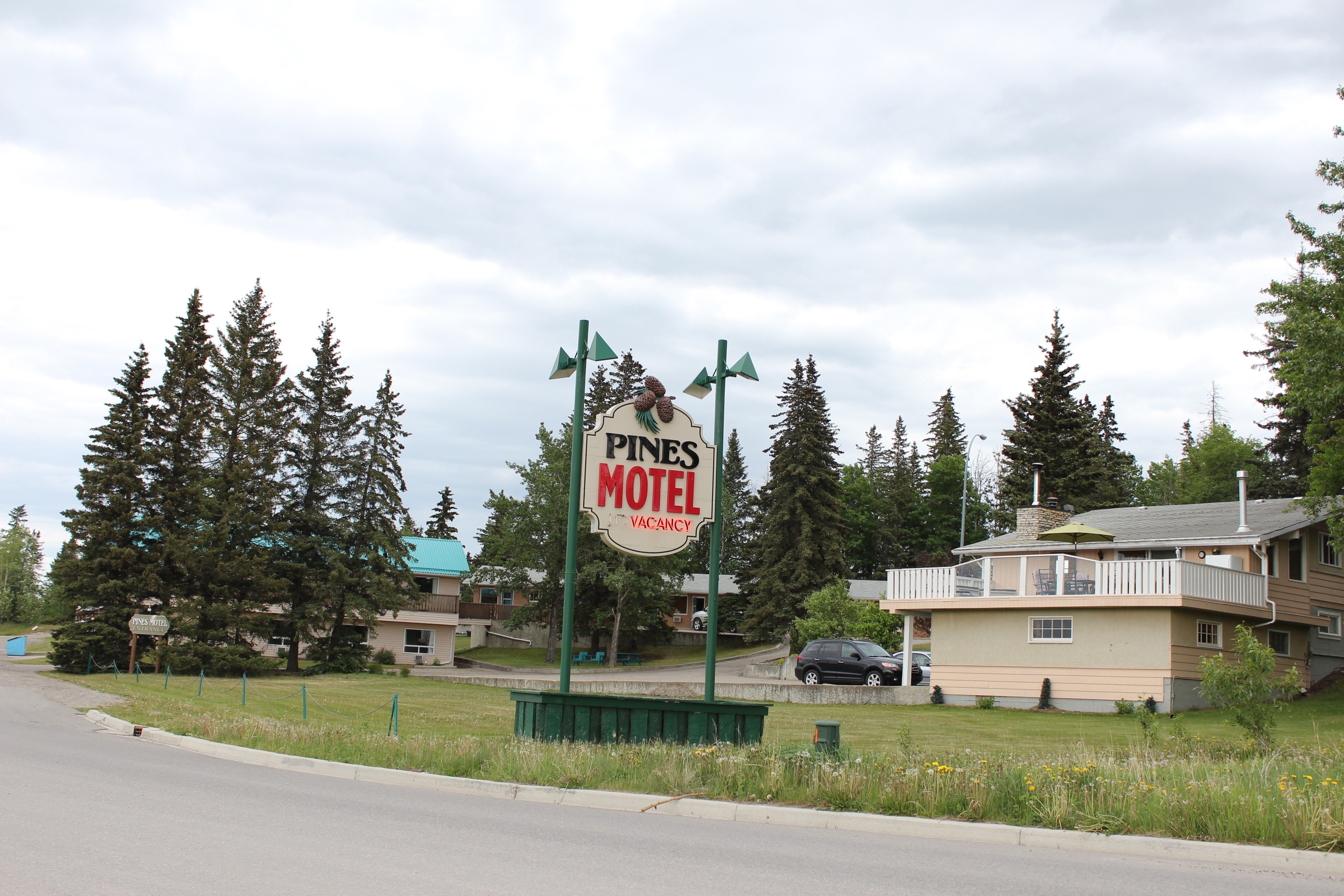 Pines Motel | Canada's Alberta thumbnail