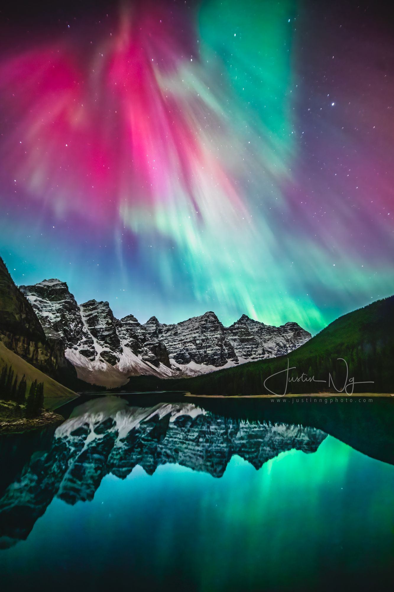 Aurora Borealis above Moraine Lake
