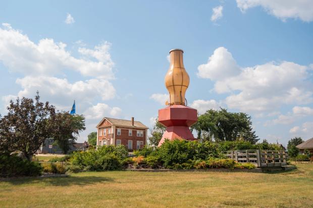 The World's Largest Lamp and Donalda Lamp museum in the background.