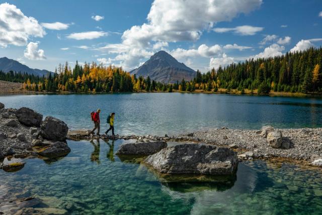 Couple hiking in Chester Lake in Peter Lougheed Provincial Park.