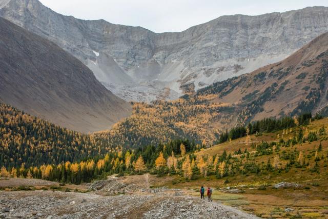 Wide shot of couple hiking at Ptarmigan Cirque.