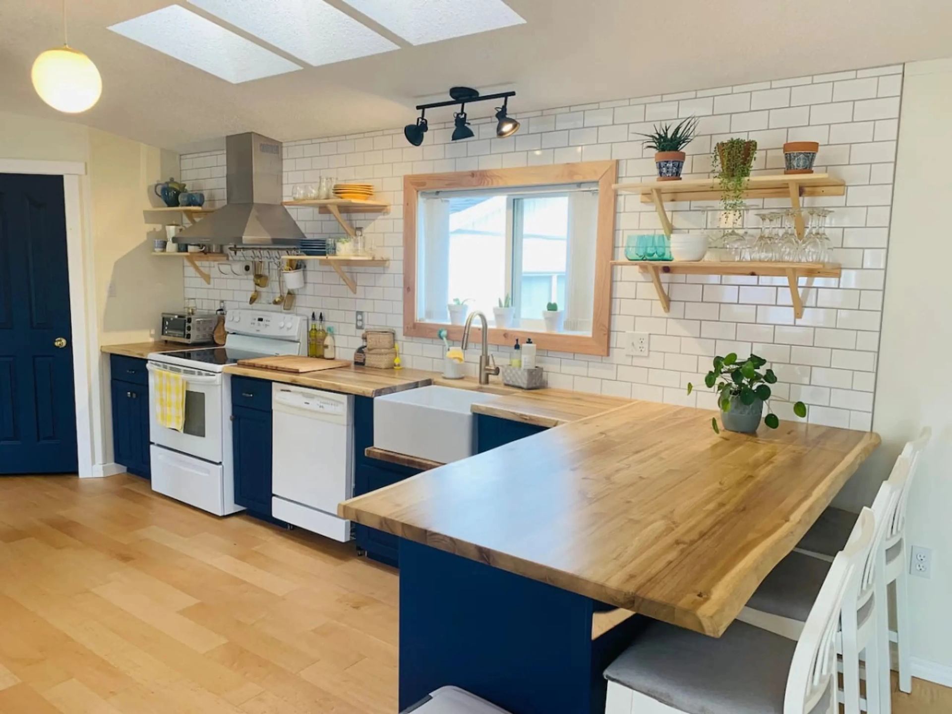 Blue Roof Cottage | Canada's Alberta thumbnail