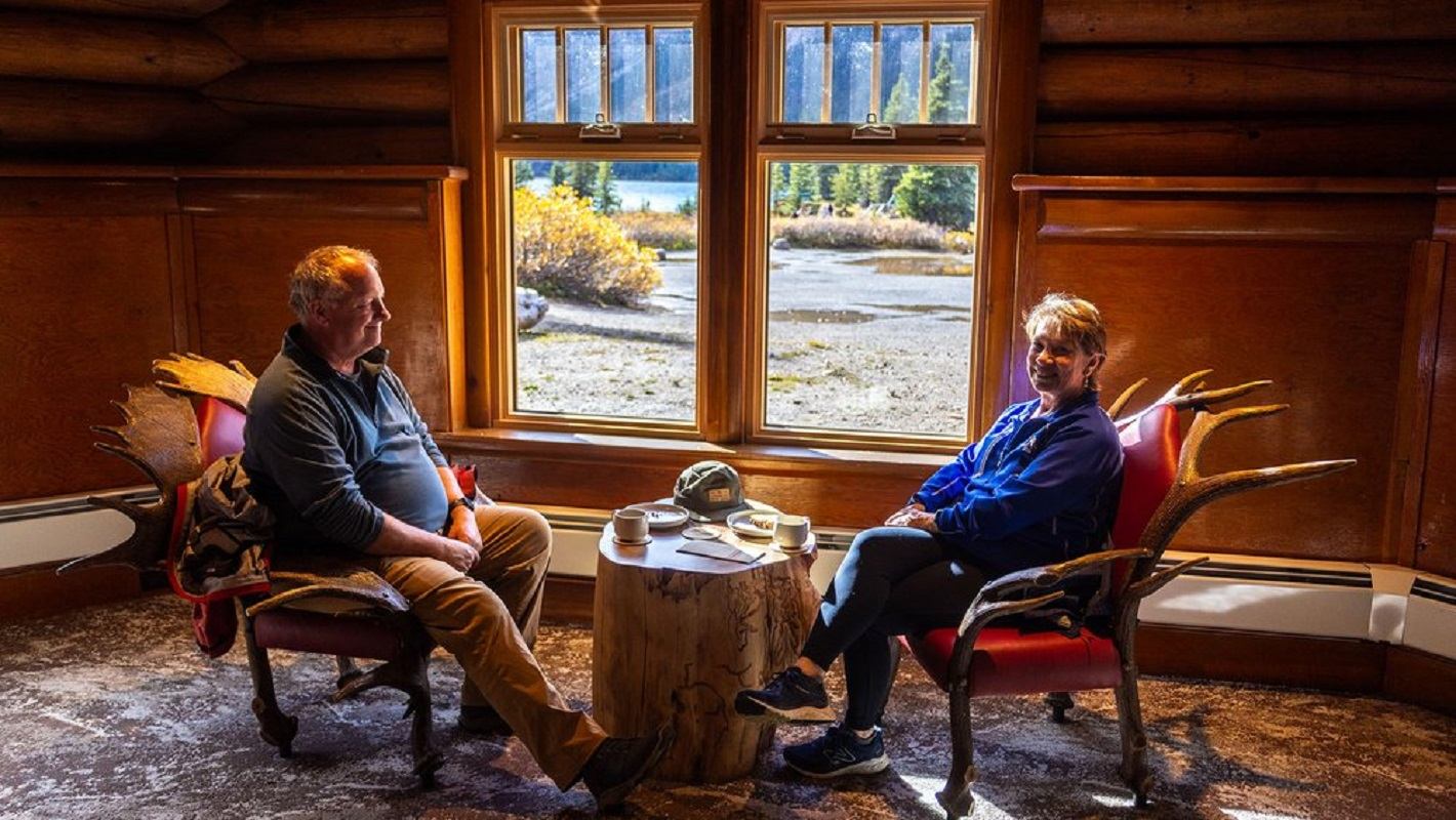 A couple sat in rustic seats made from antlers.