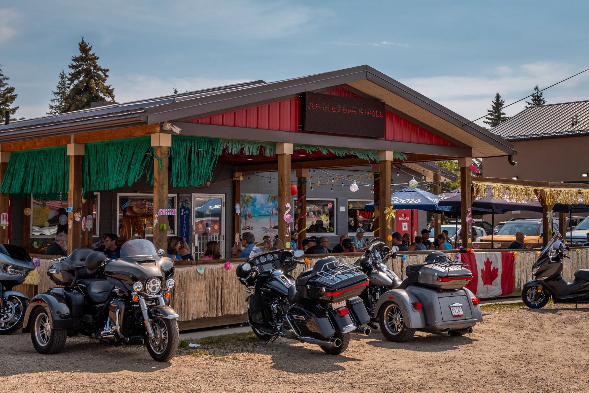 The outside of Jungles Bar & Grill.