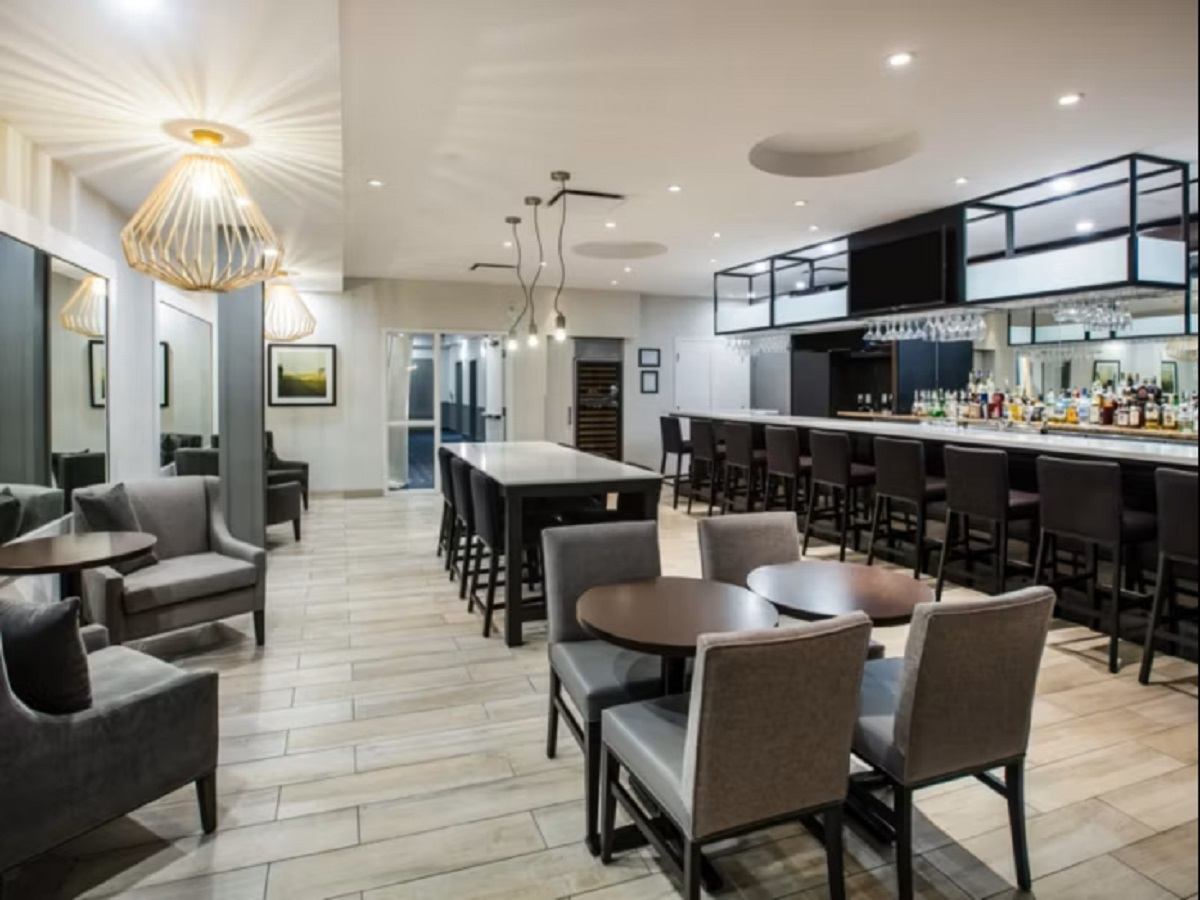 Stylish hotel lounge with modern seating and lighting.