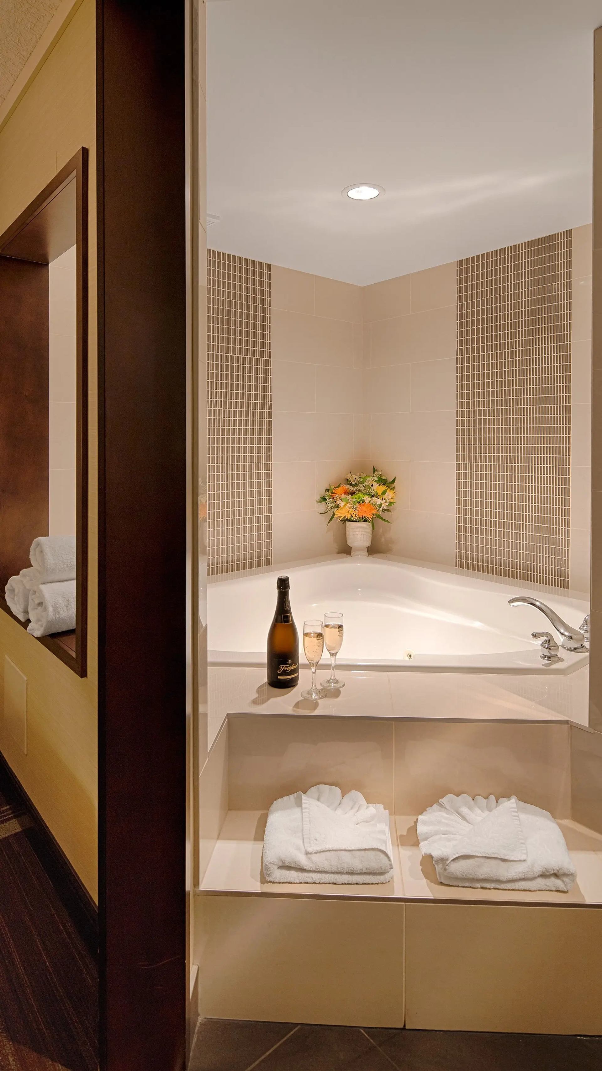 Jacuzzi room at Best Western Premier Denham Inn & Suites