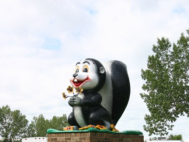 Squirt the skunk statue in the Village of Beiseker.